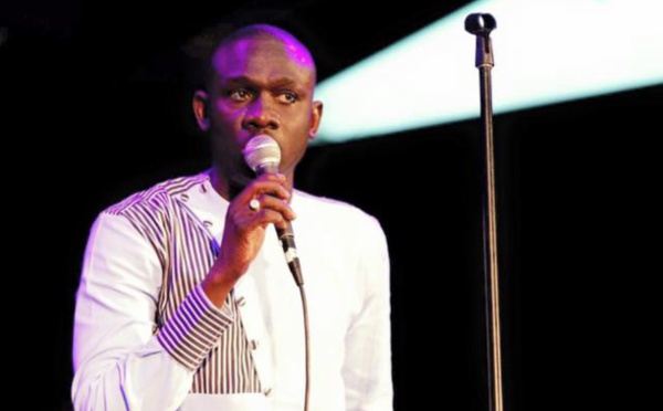 Pape Diouf très chic sur scène