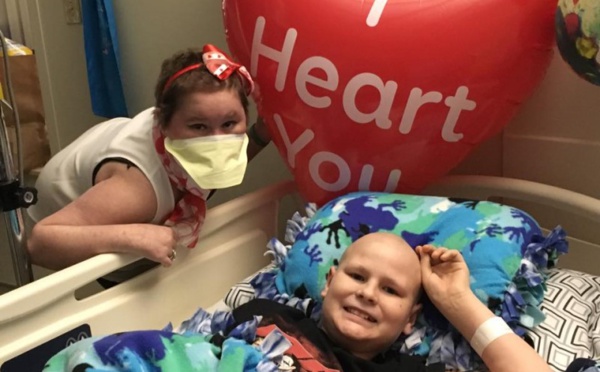 2 ados de 12 ans combattent le cancer avec leur amour