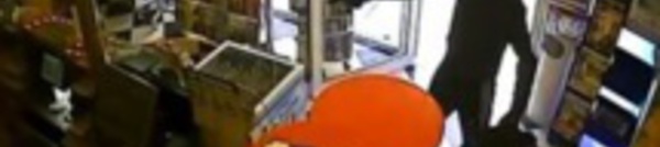 Hilarant : un vendeur ignore le cambrioleur qui braque la caisse