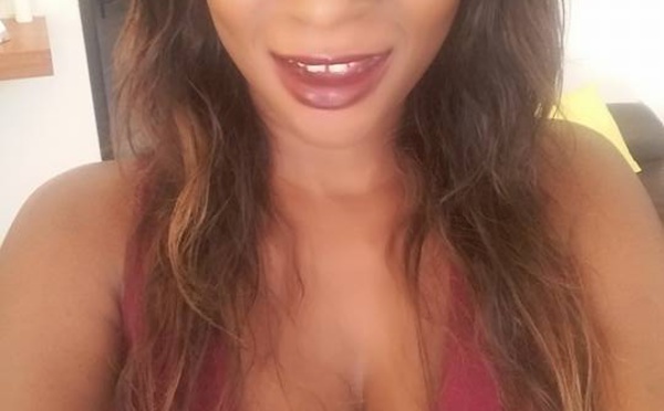 Nancy Eva dans une tenue sexy avec un décolleté plongeant