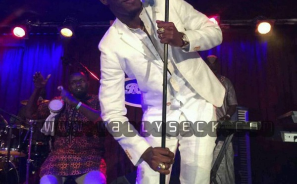 Waly Seck très classe sur scène