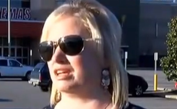 L'attitude inadmissible de ces filles engendre la fureur de leur mère.