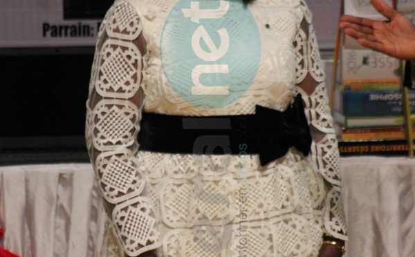 Admirez la belle tenue tout en guipure d'Aminata Tall