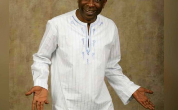 Youssou Ndour très classe en blanc