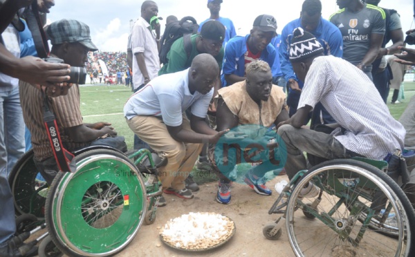 3 photos -  Sa Thiès offrant des offrandes aux handicapés