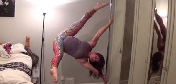 Elle fait du pole dance entre deux contractions