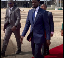 Le Président Bassirou Diomaye Faye quitte Abuja pour Accra (Vidéo)