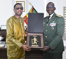 Photos / En prélude de la soirée de Gala des Armées : le général d’armée Mbaye CISSÉ, CEMGA, a reçu en audience le grand artiste Youssou NDOUR au camp Dial Diop, ce 26 décembre