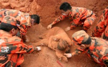 Les secours découvrent le cadavre d’une mère enterrée avec son fils