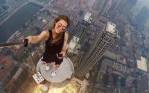 Elle prend les selfies les plus dangereux au monde