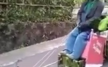 Vidéo: Le coq prend la place du cheval dans les calèches 