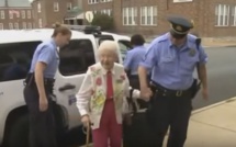 À 102 ans, elle réalise son rêve de se faire passer les menottes