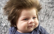 Agé de neuf semaines seulement, ce bébé est le plus cool du monde avec sa touffe de cheveux incroyable