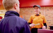 Un garçon récolte des fonds pour que chacun puisse manger à la cantine