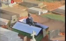 Vidéo: c'est le sauve qui peut dans un enterrement à Luanda, la cadre se réveille...