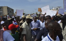 La police disperse la marche des opposants...Réfugié à la Rts, Oumar Sarr du Pds fuit avec le micro de leral...