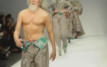 À 80 ans, Deshun Wang continue les défilés de mode