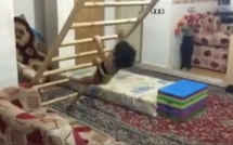 Vidéo : Bébé fait de la gymnastique, regardez!!