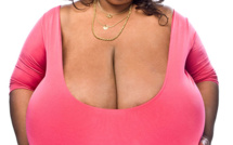 ​Insolite : Ses deux seins pèsent 50 kilos, la femme à la plus forte poitrine naturelle au Monde