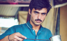 Pakistan : le vendeur de thé aux beaux yeux devenu mannequin grâce à Internet
