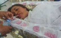 Une femme passe la journée dans un cercueil pour vivre ses propres funérailles