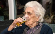 Insolite : Robertine, 96 ans, boit entre 12 et 20 bières par jour (avec l'accord de son médecin)