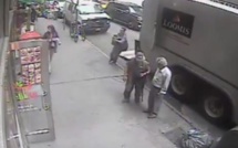 Il vole un seau un peu par hasard et s'aperçoit qu'il contient 1,6 million de dollars d'or