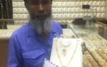 Ridiculisé pour avoir regardé des bijoux, un balayeur de Riyad est… couvert de bijoux