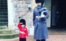 Ce petit garçon a réussi à faire fondre le cœur de ce soldat de la Garde royale britannique