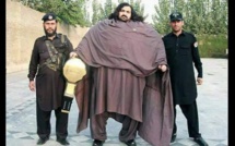 Insolite : A 25 ans, Arbab Khizer Hayat pèse 435 Kg et réalise des exploits impressionnants…photos