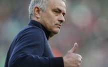 Foot - ANG - MU - José Mourinho arrive en conférence de presse avec un t-shirt aux initiales de Claudio Ranieri