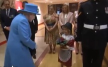 Vidéo: Une petite fille frappée par un soldat devant la reine d'Angleterre