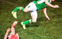 Photo-La terrible blessure de Seamus Coleman face au Pays de Galles, hier soir...