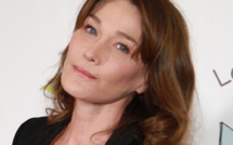 Carla Bruni incen­die Inter­net avec une photo vintage en body trempé très trans­pa­rent