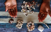 Hobby des jeunes filles pour la voyance et les cauris : Mysticisme ou effet de mode?