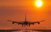 Un bébé né à bord d’un avion, obtient des voyages gratuits à vie.
