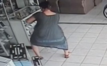 VIDEO: Cette femme s'écarte les jambes dans un magasin,puis ce que la caméra capte, est inimaginable !