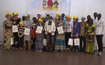 Bienfaisance aux albinos : les Petites gouttes offrent des crèmes solaires et des lunettes de soleil