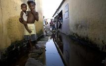 Sénégal: un régime qui prend l'eau  Wade pense à se représenter en 2012, éventuellement face à son fils