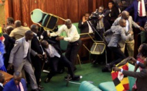 Ouganda: une séance autour de la limite d'âge du président tourne au pugilat