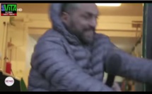 Vidéo choc- Un mafieux donne un violent coup de tête à un journaliste et suscite une vague d'indignation 