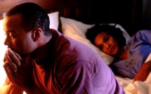 Relation adultérine : Un  jeune marié surpris en plein ébats sexuels dans un couloir avec sa vieille maitresse colocataire