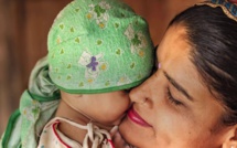 VIDEO -Les familles de deux bébés confondus à la naissance, ne les échangeront pas