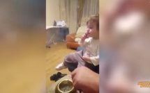 Cette fillette de 2 ans fume une cigarette et ses parents ne disent rien...