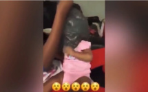 Deux jeunes parents placent un sac de plastique sur la tête de leur bébé puis le plonge dans l'eau pour l'empêcher de respirer