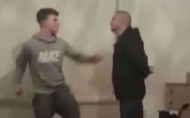 Pour rire, ils se mettent des coups de poing ! Il va être KO en moins de deux…