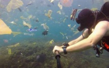 Un plongeur s'est filmé dans une mer de plastique à Bali