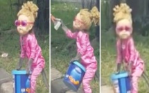 Indonésie: Un singe habillé en petite fille blonde, forcé à mendier