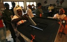 De longues files d’attente… Un calme plat… Des militaires votent en dehors de leurs casernes