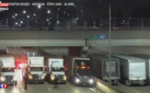 Etats-Unis: 13 camions sous un pont pour empêcher un suicide